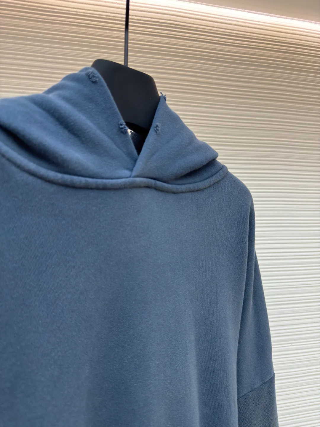 Acne Studios 1996 distressed printed hooded sweatshirt ●Authentic product: Purchased and developed by 3259 ●Item number: 1680619-A85 ●Fabric: pure cotton fabric ●Technology: printing production ●Version: loose fit ●Weight: about 1030 grams ●Size: S-M-L-XL ●Description: The fabric is made of custom-made pure cotton, washed with distressed and dirty gradient techniques, printed on the back, and the overall wiring is straight and delicate. The fabric is comfortable and soft, with consistent colors and no color difference. It can be matched with the same style to create a fashionable look and control various occasions. Customized accessories, complete with three standards, same style for men and women!